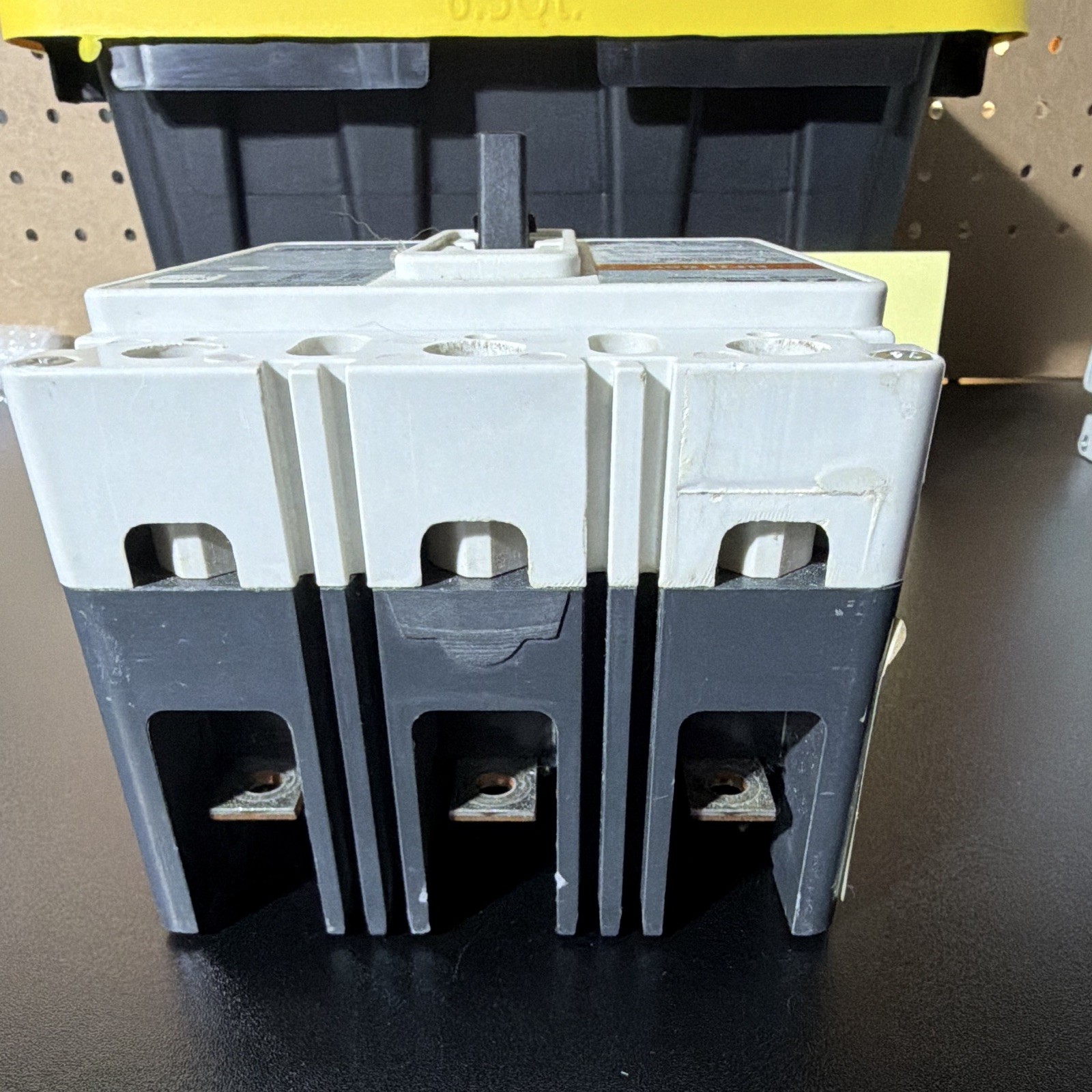 Eaton HFD 65k HFD3040BEP10 Molded Case Circuit Breaker, 3-Pole, 40A, 600V (NNB)
