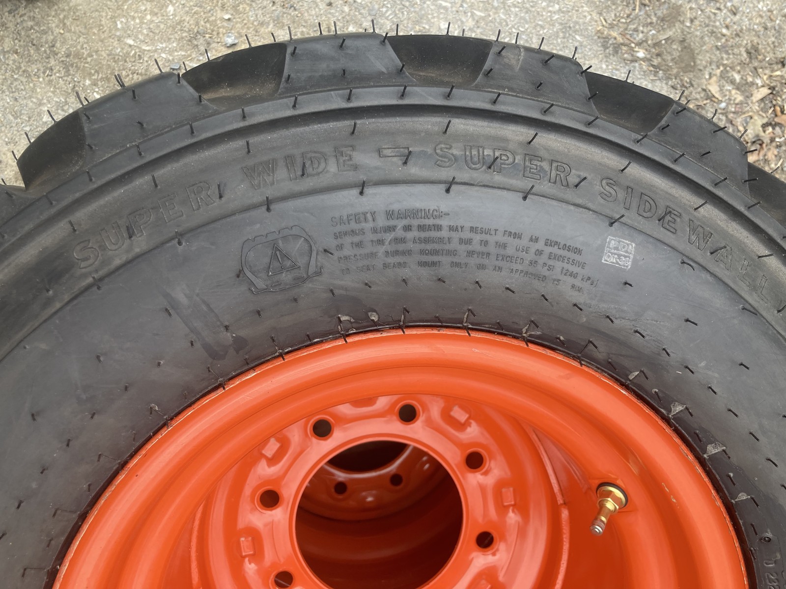 4-31X15.5-15 High Floatation Tires/Wheels- Camso SKS532 -for Bobcat-15″ wide