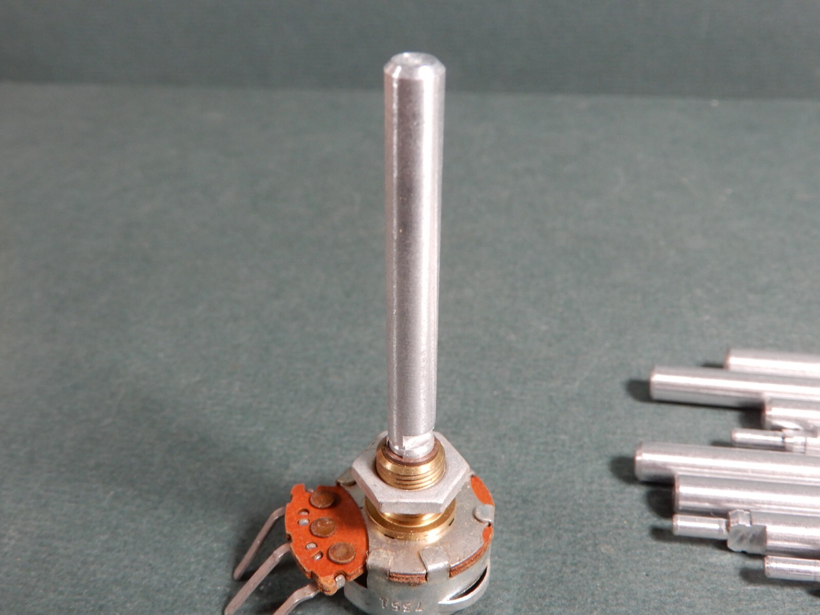 Lot of 10 2″ Shaft Potentiometer Extension Shafts 1/4″ for Split Shaft Pots Alum