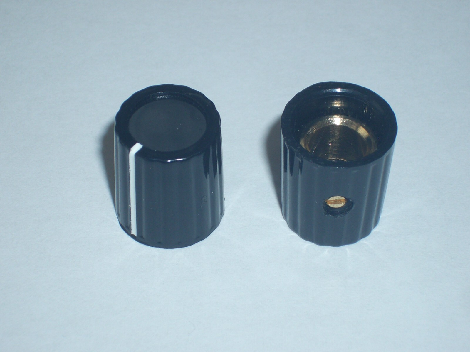 CED P-K398 0.495″ NEVE / MARCONI STYLE RADIO DIAL KNOB BLACK 1/4″ SHAFT 2PC SET