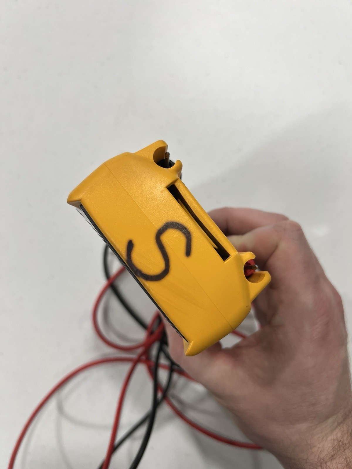 Fluke 117 True RMS Digital Multimeter w/Lead Set (Cat III 600V / 10A) with Case
