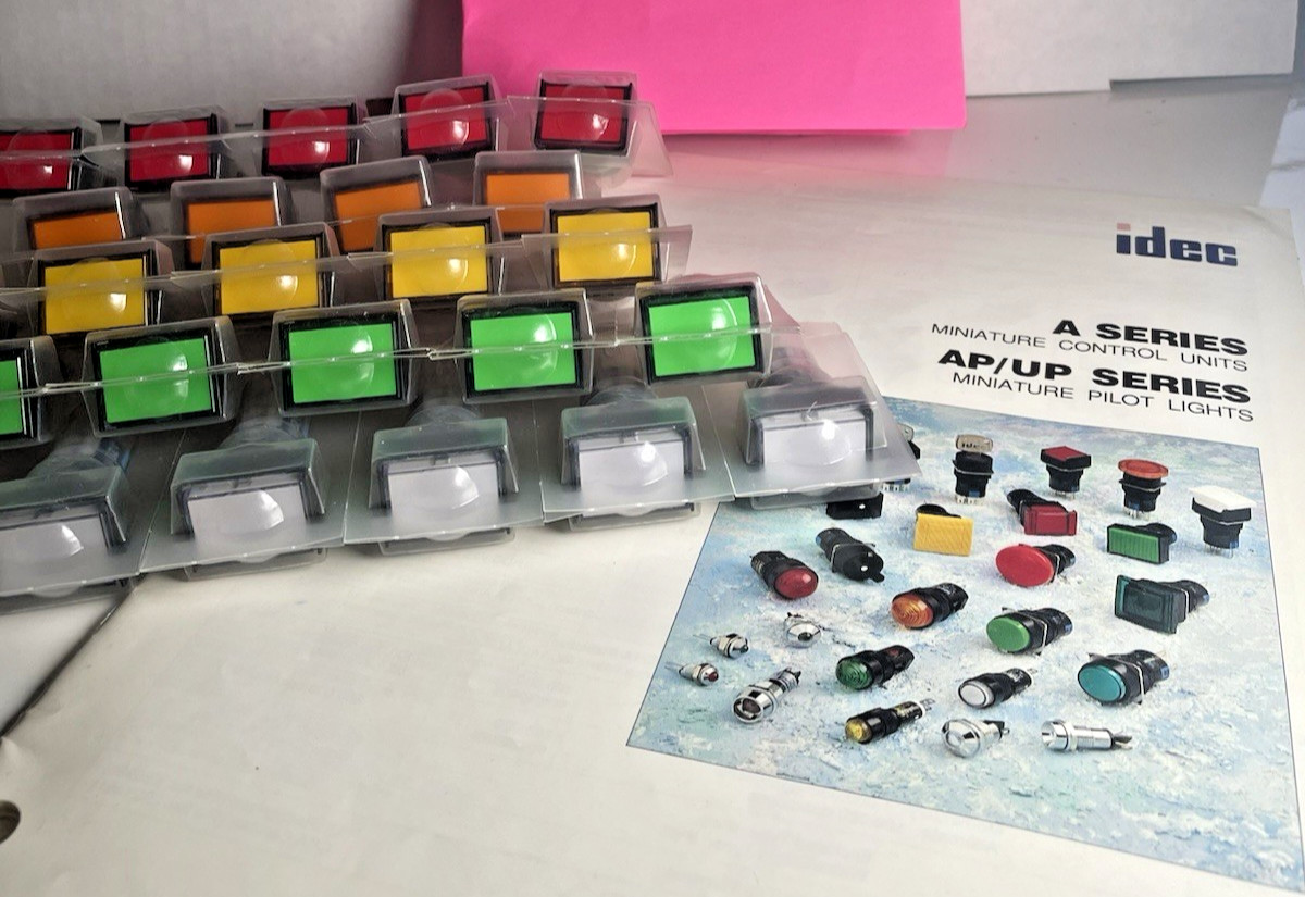 ?? HUGE Lot 76x IDEC Push Button Switches AL6-M AL6-AP Multicolor + Manual NOS
