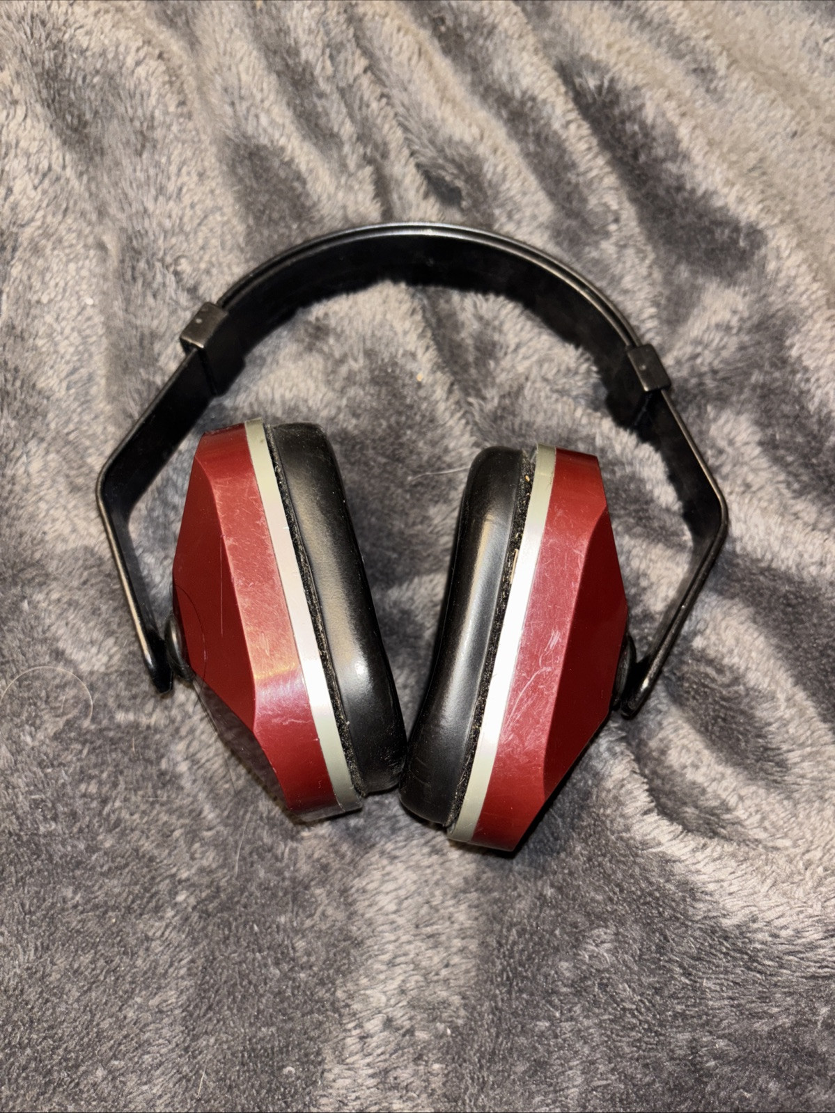 3M 330-3001 Earmuffs Model 1000 Over The Head Black / Maroon 20.0 Decibel