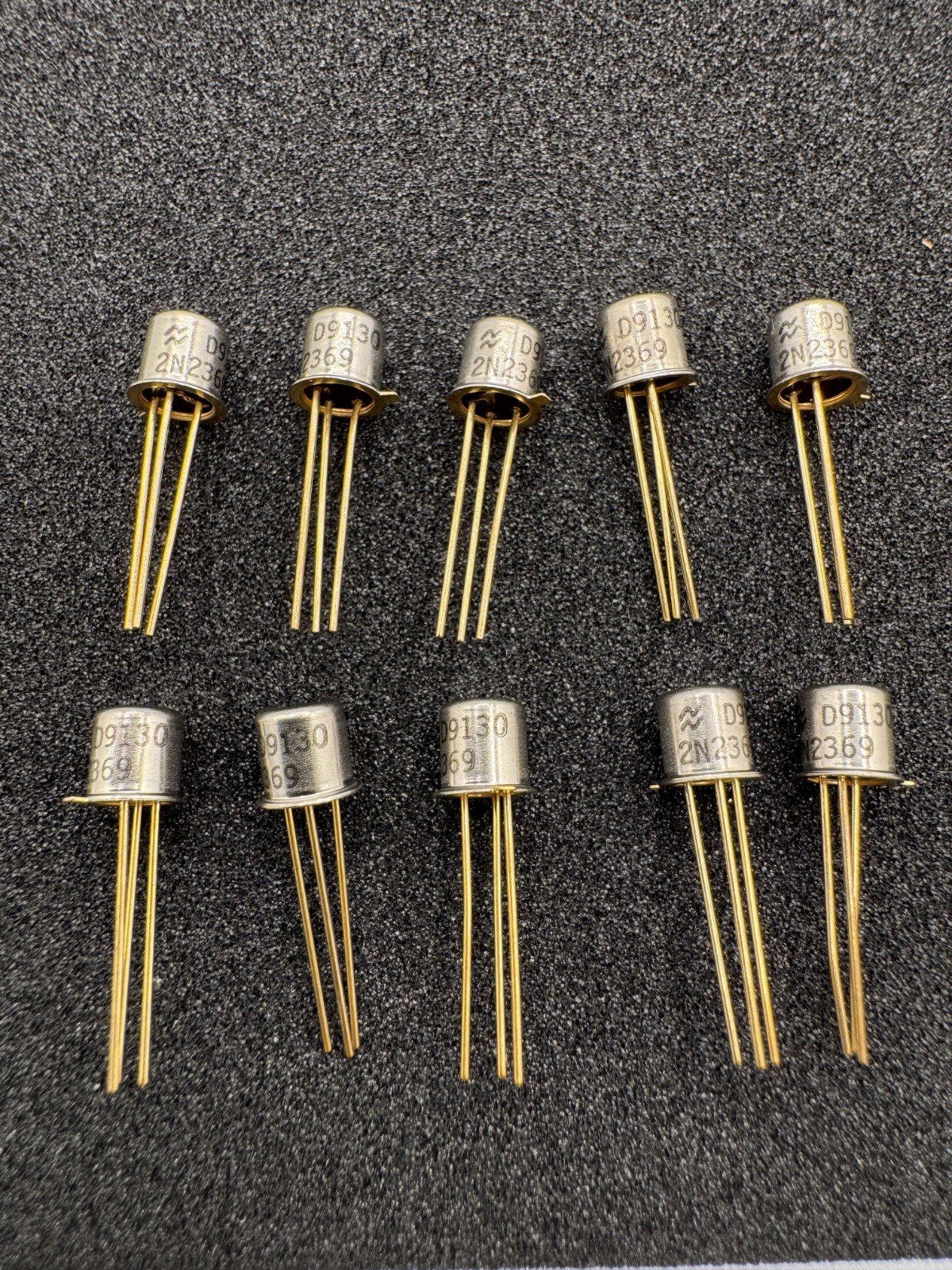 10 PCS 2N2369 National Semiconductor NPN Gold colored Transistor 40V 0.2A TO-18