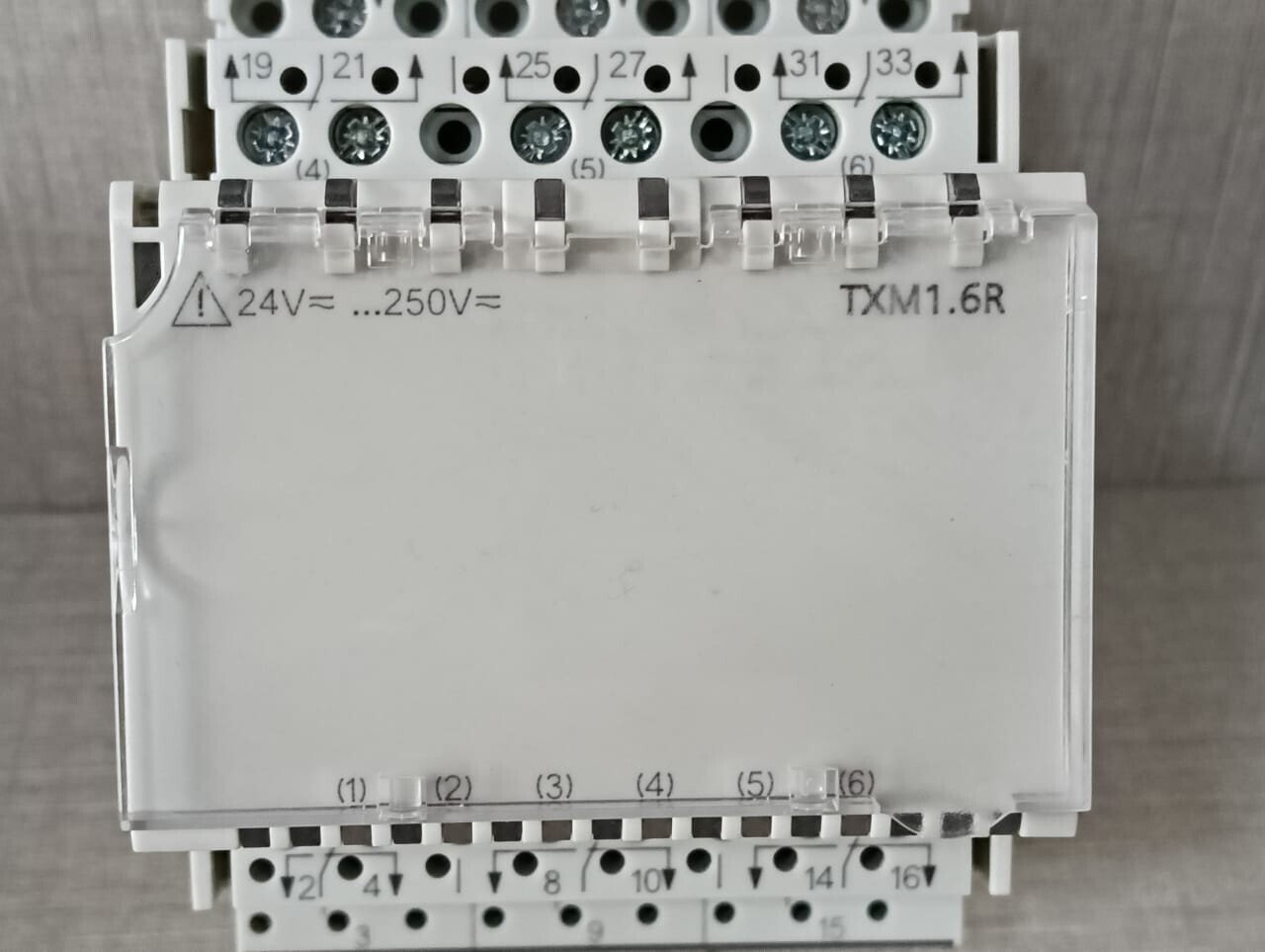 SIEMENS TXM1.6R 6 RELAY OUTPUT MODULE 553-141 REV CA- NEW WITH OLD STOCK BOX