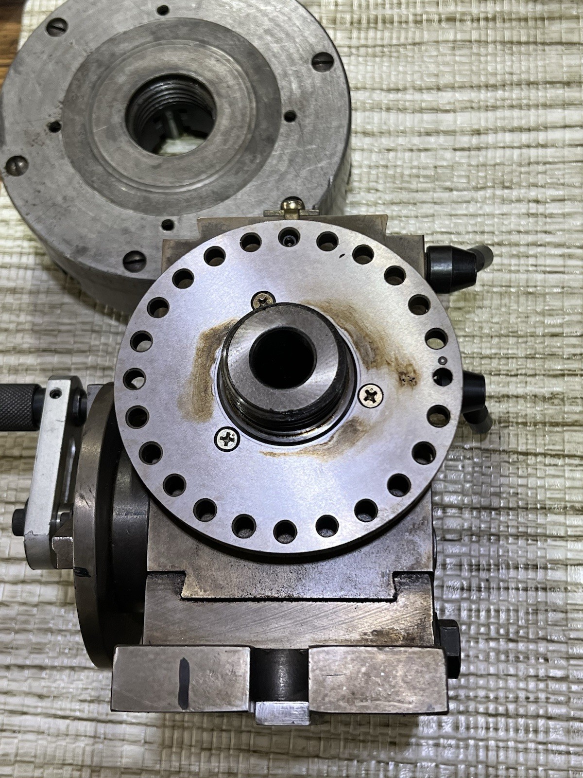Yiyen Universal Dividing Head w/6” Chuck Nice Shape—Taiwan (loc:wa)