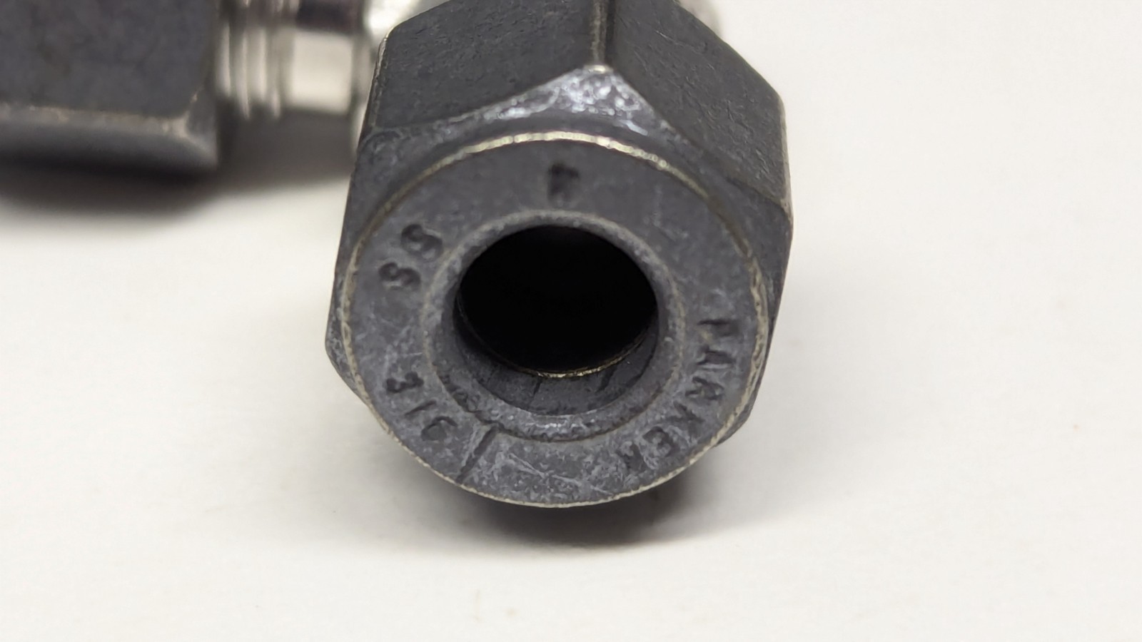 New Parker Stainless Steel 1/4″ CPI Tube x 1/4″ CPI Tube Union Elbow, 4-4 EBZ-SS