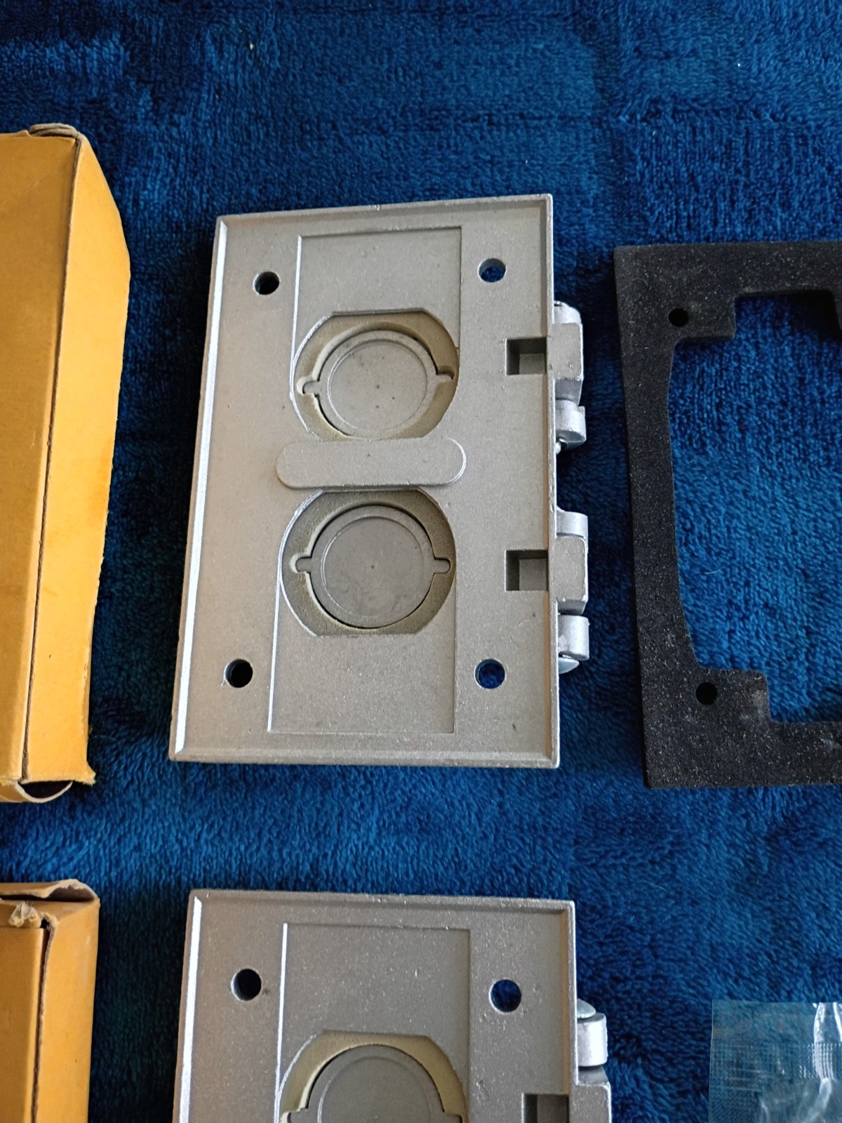 Vintage Lot of 2 HUBBELL 5206 Double Flap Weatherproof Lift Cover Plates Metal