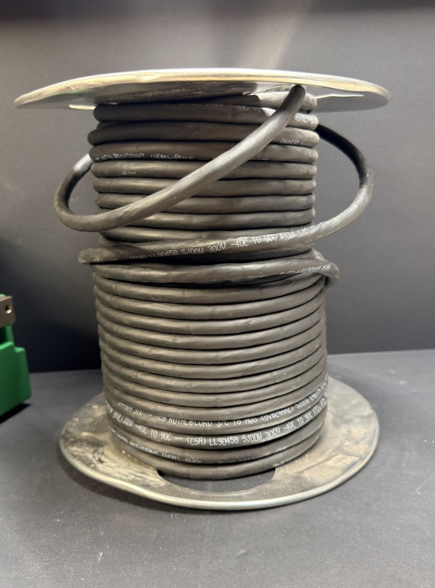 18/3 SJOOW Black Rubber Cord 300V Portable Power Cable Approx 130 Ft Unused left