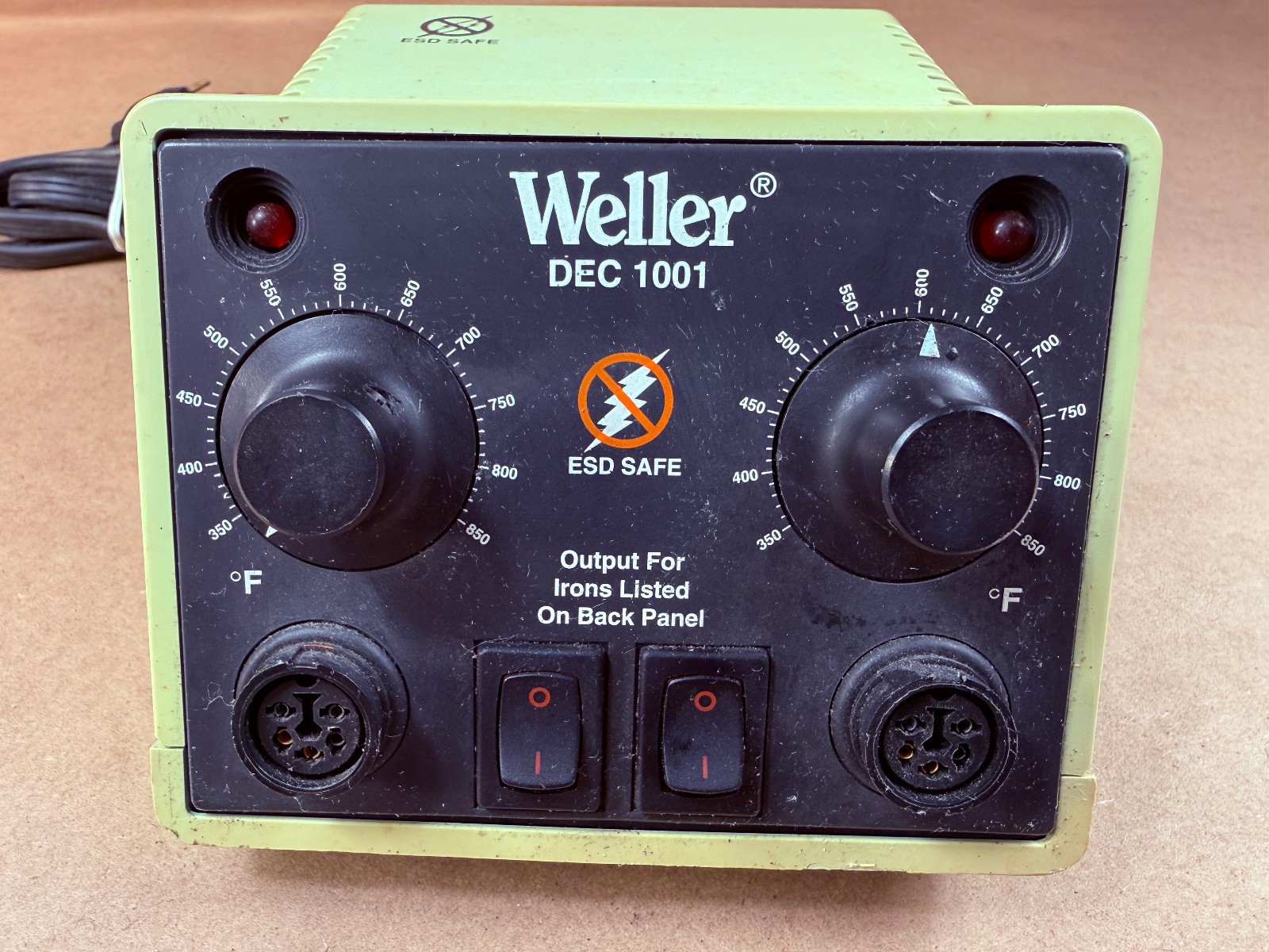 WELLER DEC1001 Electrostatic Dissipative Dual SOLDERING POWER STATION – TESTED