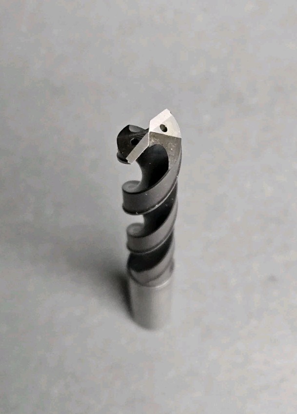 Mitsubishi 31/64″ Solid Carbide Drill ½” Sh. Coolant Th. MZS04844LB Resharpened