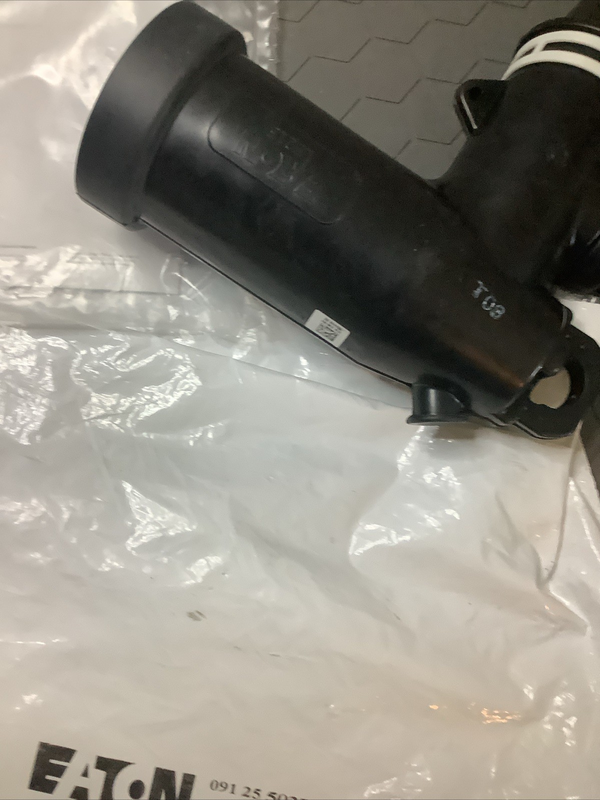 Eaton LE215CC00T 15kV Class 200A 8.3/14.4kV Loadbreak Elbow Test Parts As Shown