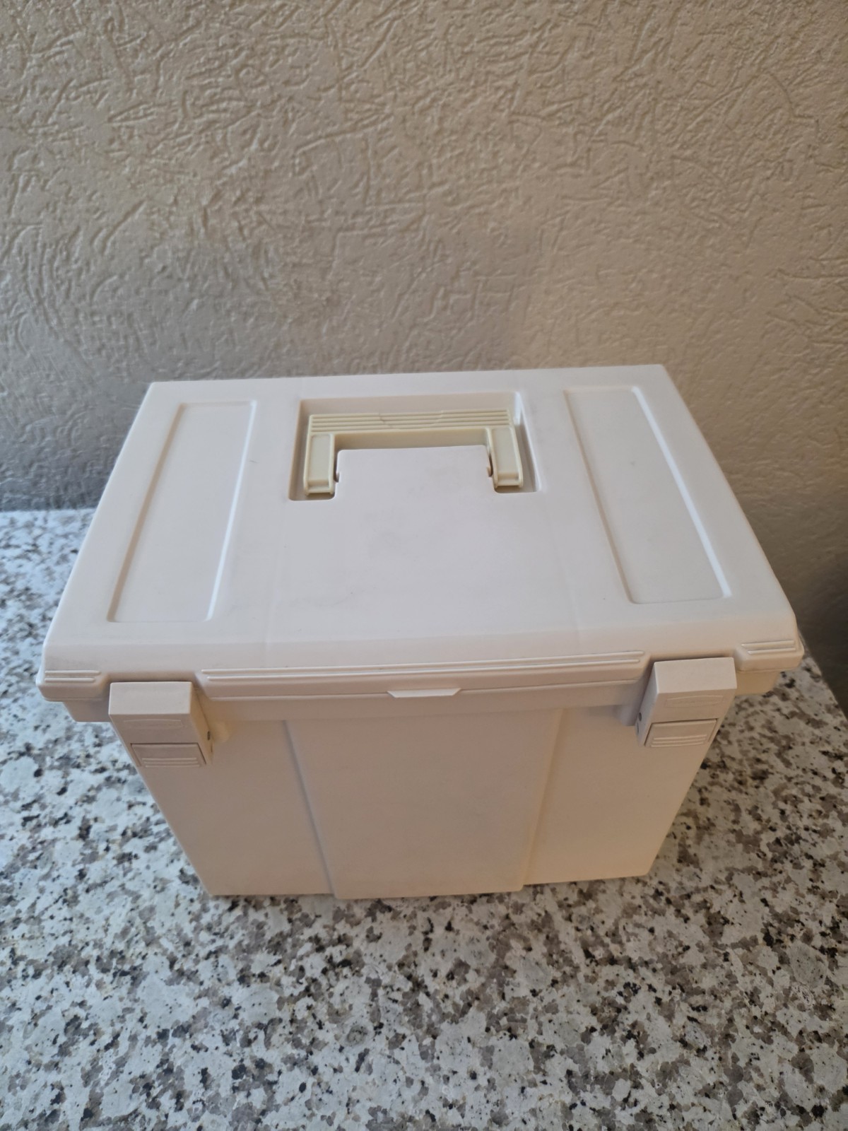 Vtg Rubbermaid Portable File Folder Carry Case Storage Box Almond Hard Shell