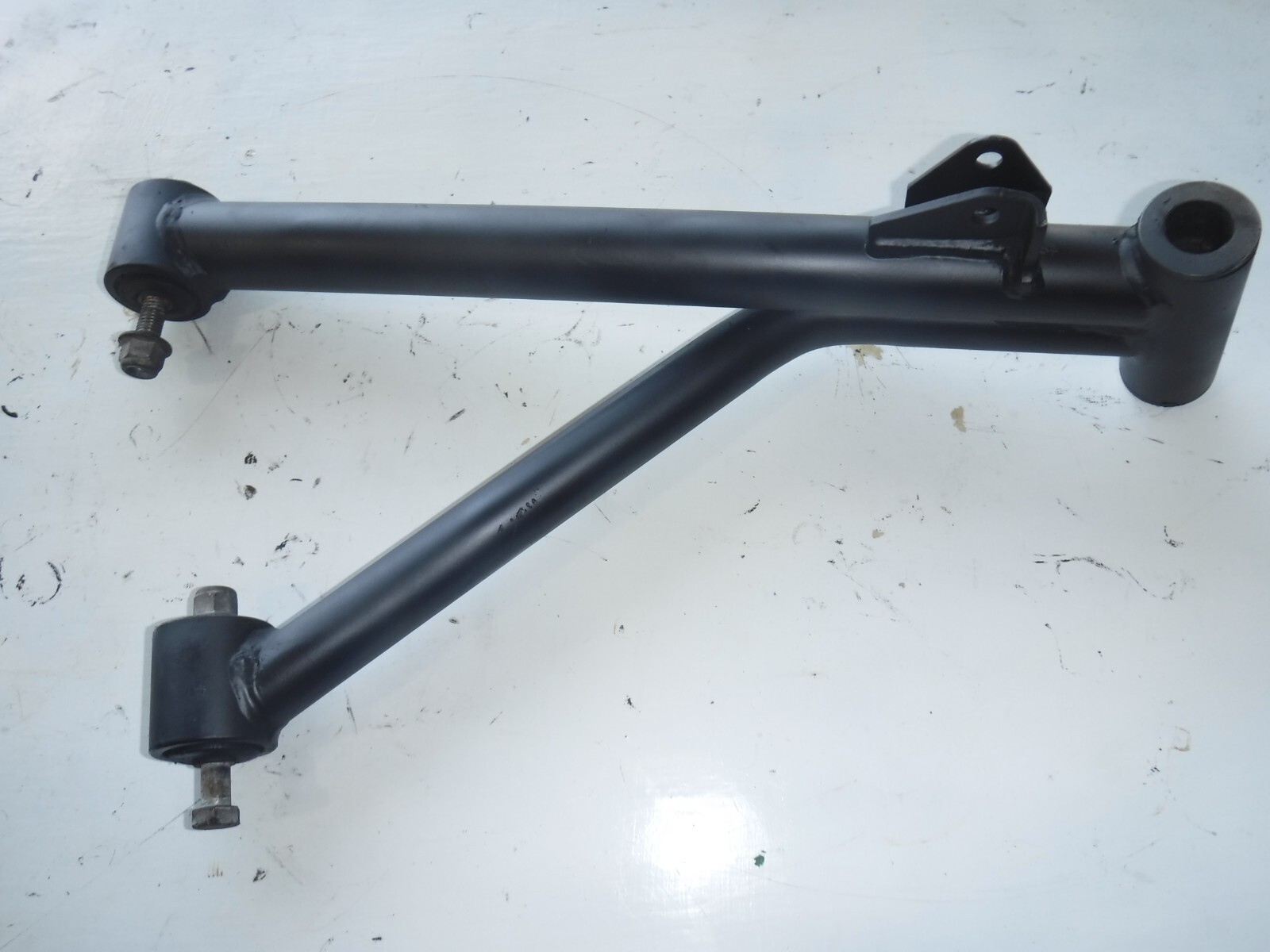 GENUINE JOHN DEERE FRONT RIGHT LOWER ARM FOR MULTIPLE GATORS PART# AM141133